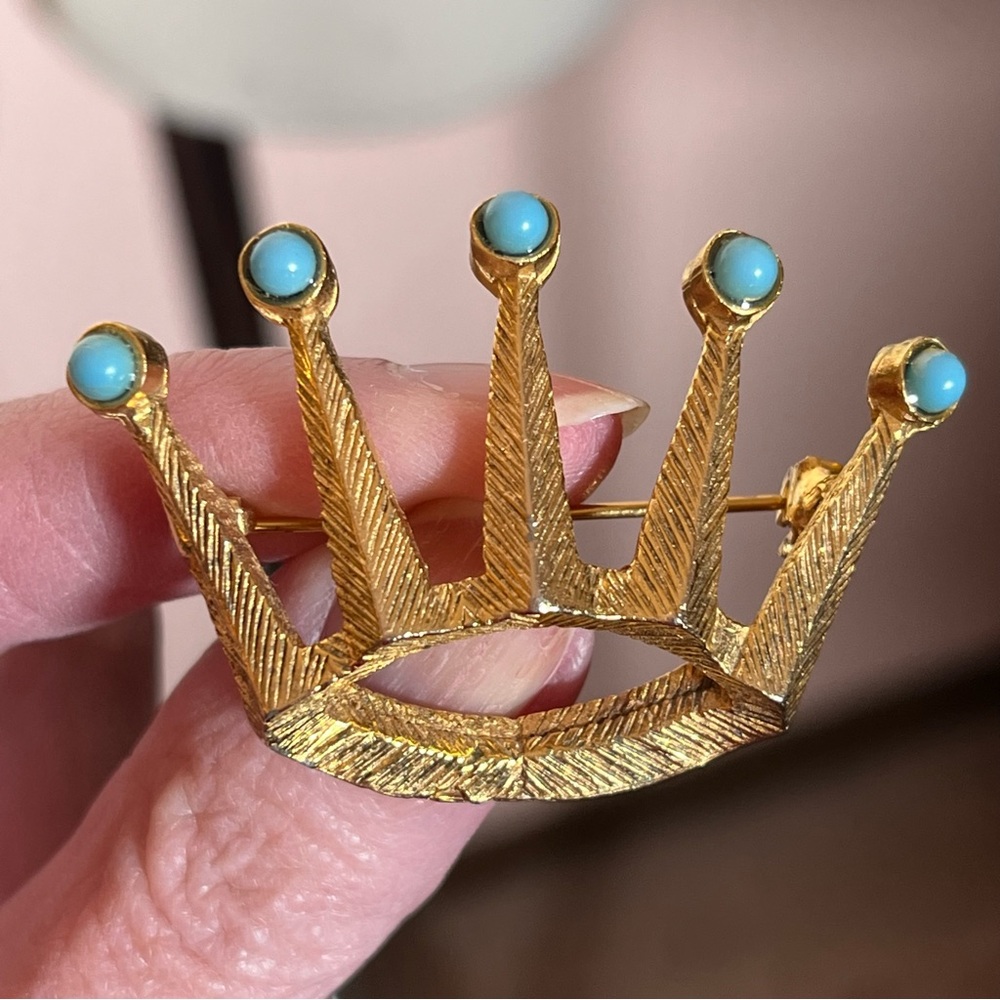 Vintage MCM Van's Authentic Heavy Gold Faux turquoise Royal Crown Brooch